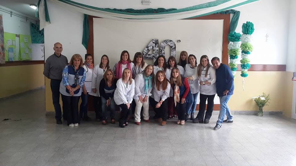 Integrantes de la comunidad educativa reunidos en la escuela