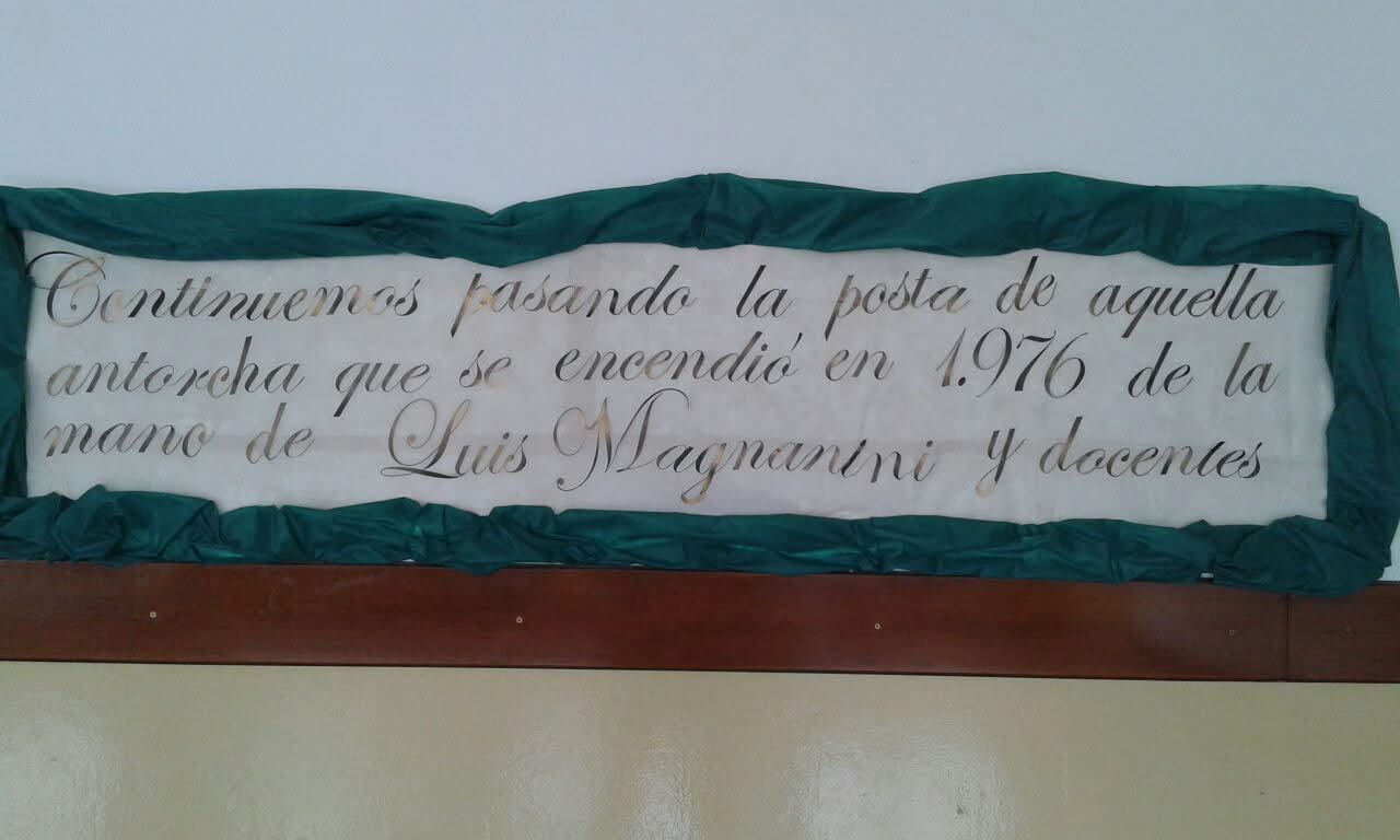 Frase conmemorativa en la muestra escolar