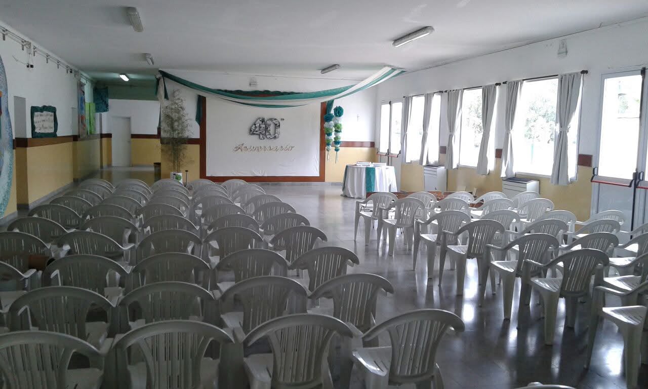 Salón de la escuela preparado para una actividad comunitaria