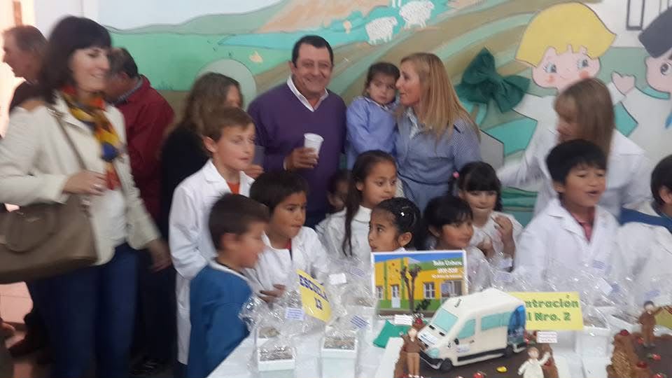 Estudiantes y familias junto a una producción escolar