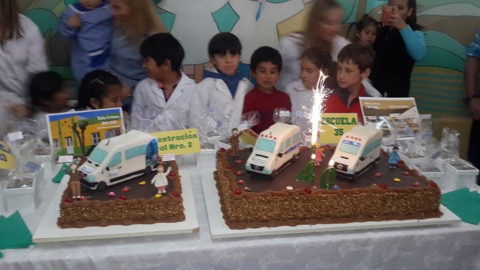 Torta y maqueta preparadas para una celebración escolar