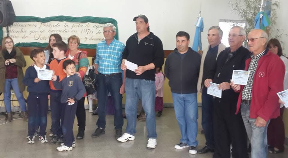 Entrega de reconocimientos durante un encuentro escolar