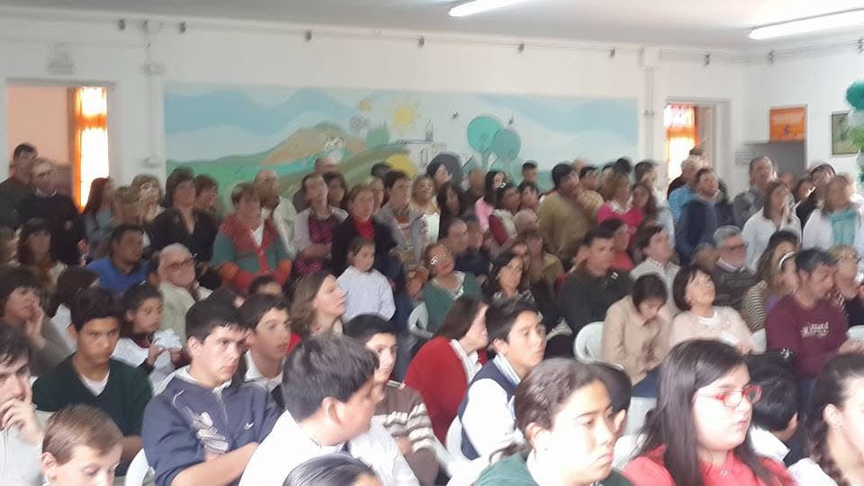 Encuentro comunitario en el salón de la escuela