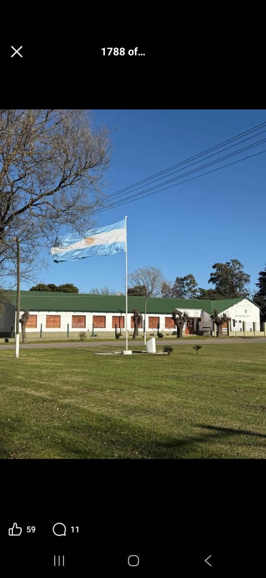 Frente de la escuela con la bandera argentina