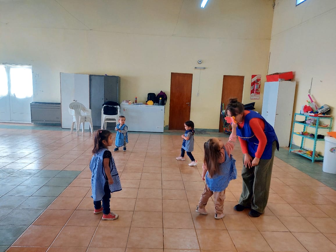 Actividad de teatro con niños y docentes en el salón del Jardín