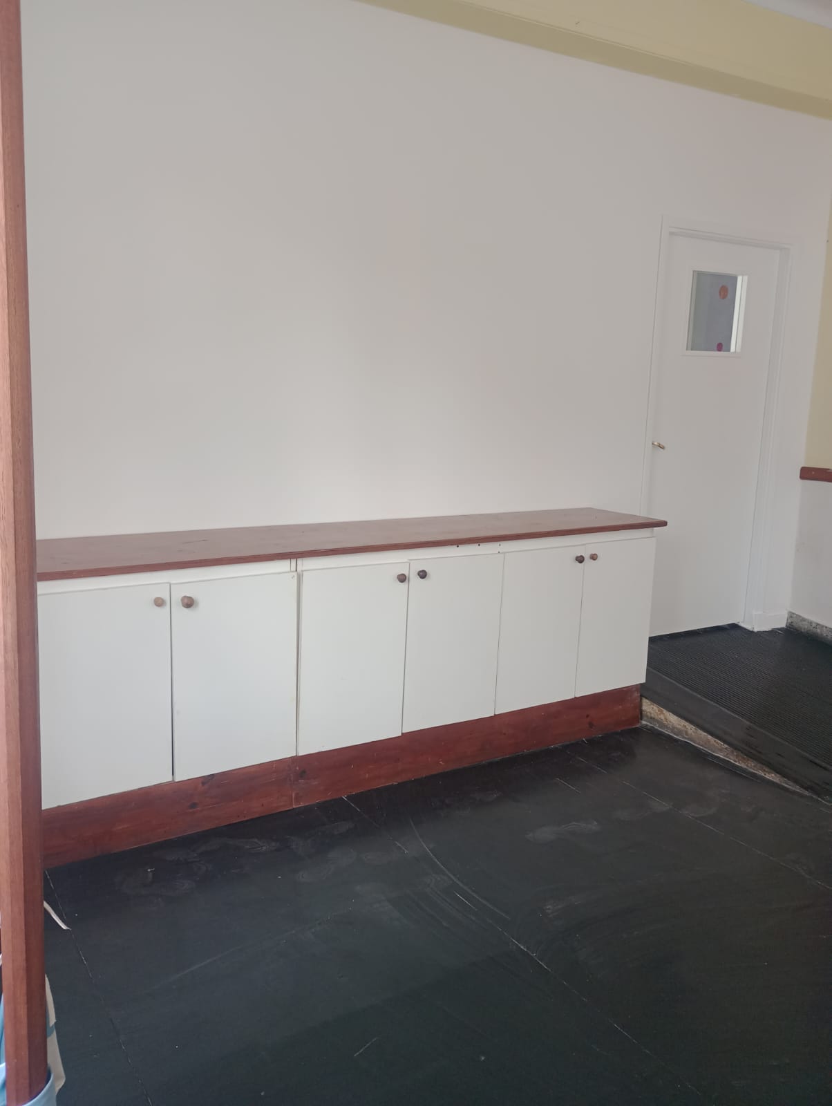 Mueble y mesada renovados durante las mejoras del edificio