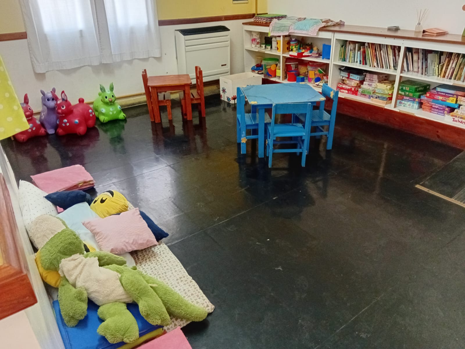 Nueva sala preparada con mesas, sillas, libros y materiales de juego