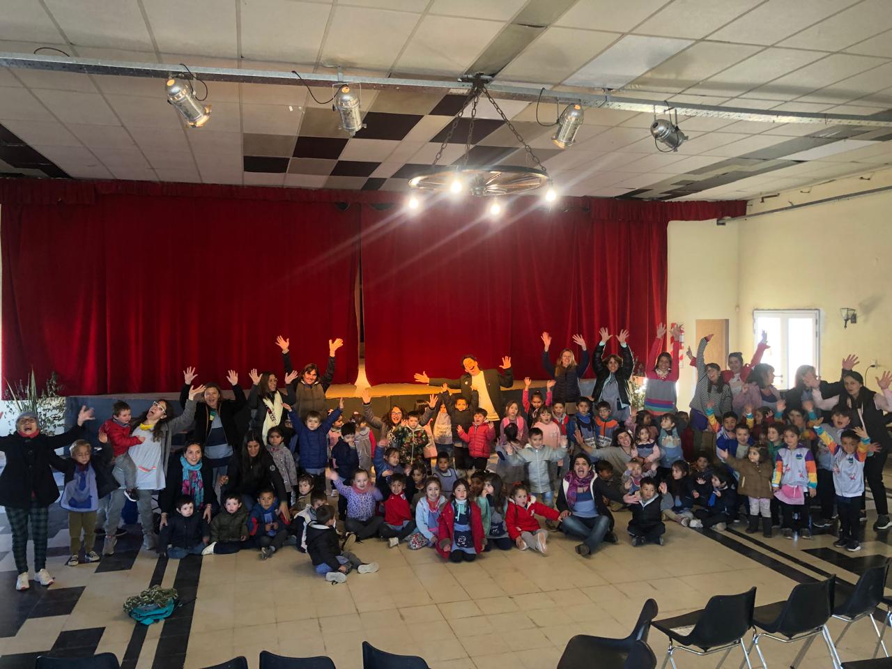 Encuentro de la comunidad educativa en un salón de actos